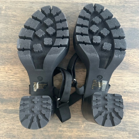 Charles by Charles David Vast Webbing Platform Sandals - Picture 9 of 9